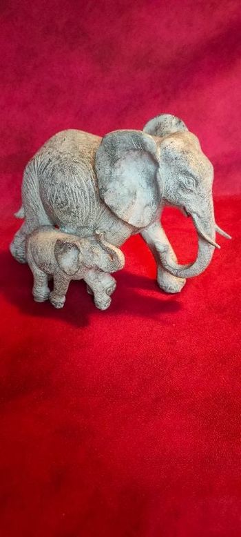 Éléphante avec son éléphanteau en résine ( n°9)