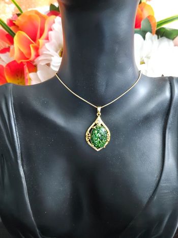Collier avec sa pierre sélénite verte