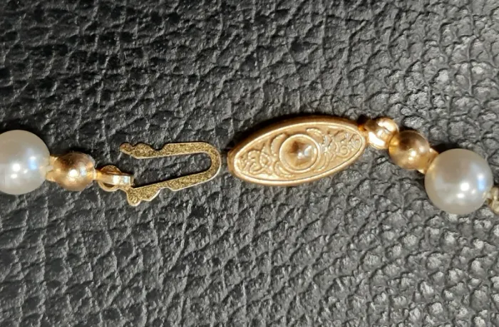 Très joli collier vintage en fausses perles noires, blanches et dorées. - photo numéro 3