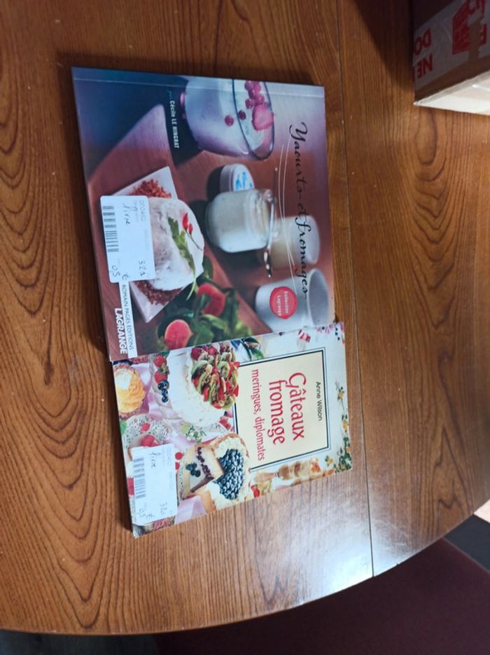 Lot de 2 livres yaourts , gâteaux, fromages , meringues
