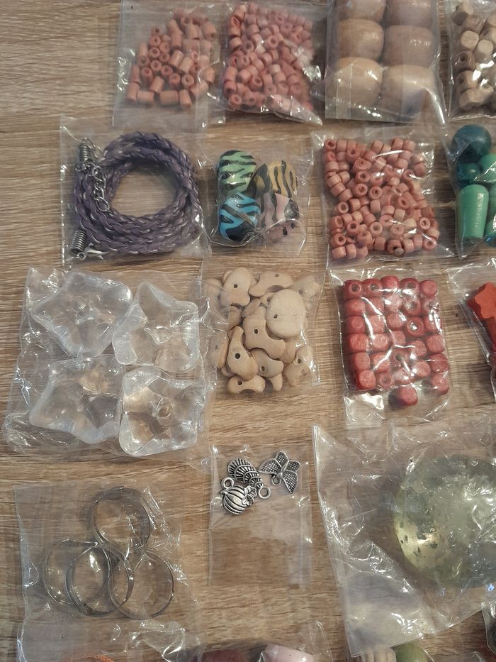 Lot de 40 sachets de perles et accessoires - photo numéro 3