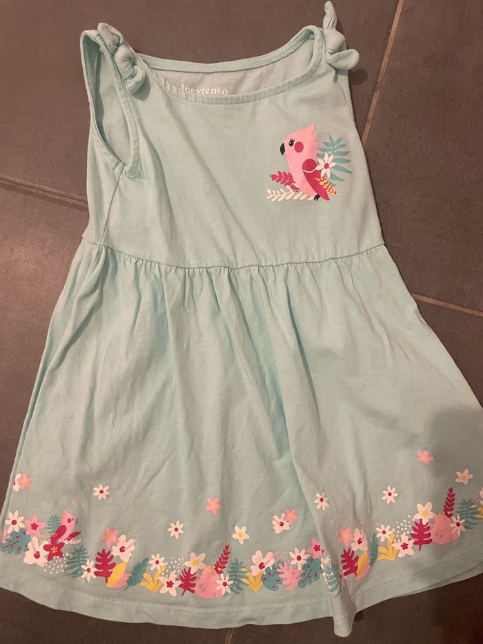 Robe avec fleurs et perroquet