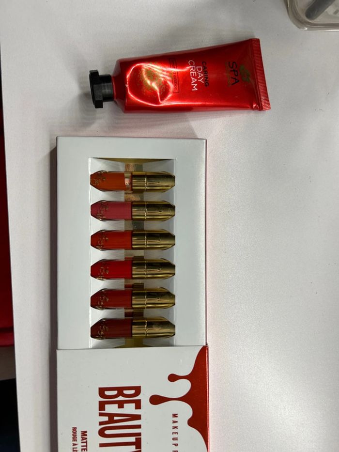 lot rouge a levre - photo numéro 2