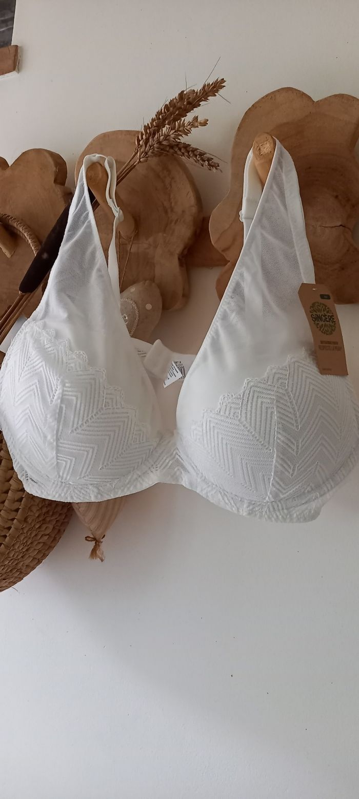 Soutien-gorge 90 % dentelle neuf 95d