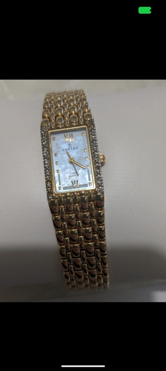 Magnifique montre classique vintage Certus en plaqué or, boîtier serti de 0, 20 carats de diamants et cadran en nacre véritable. - photo numéro 4