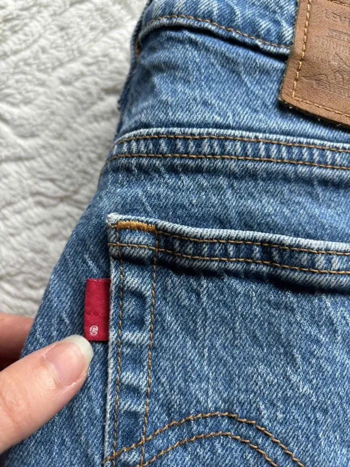 Jean Levi’s femme Wedgie Straight L28 36/38 S/M Premium Bleu taille haute 7/8 eme cropped effiloché - photo numéro 3