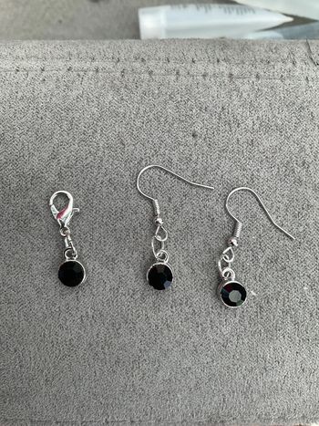 Boucles d’oreilles et breloque noire neuve