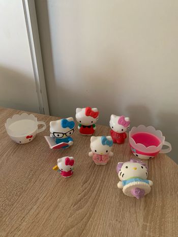 Lot de  6 figurines hello Kitty + 2 tasses
