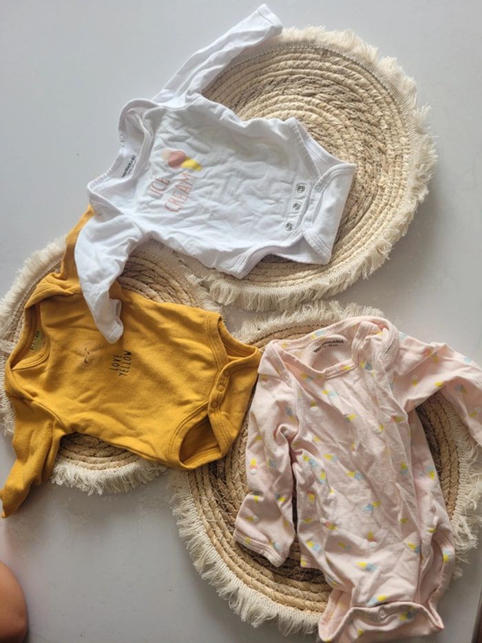 Lot 3 bodys manches longues 2 Vertbaudet et 1 kiabi taille 1mois