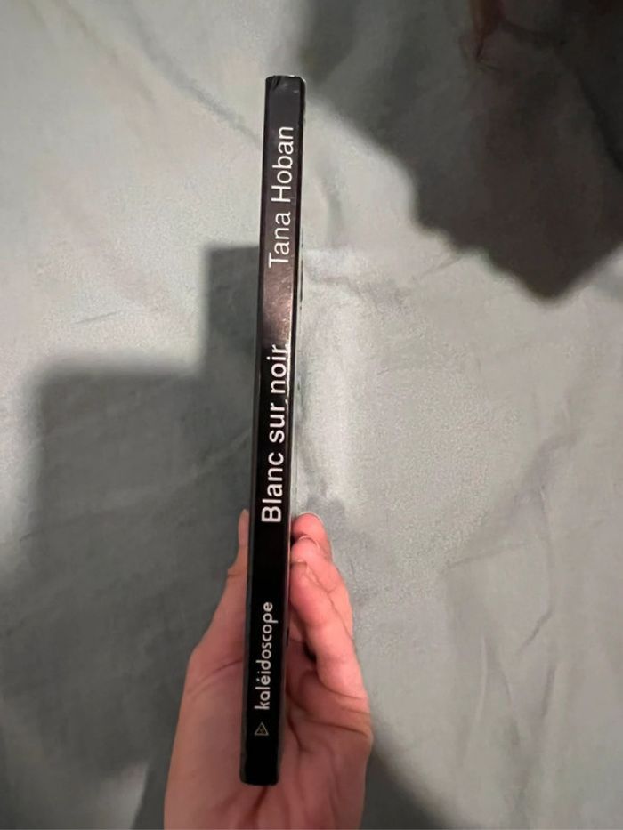 Livre blanc sur noir - photo numéro 5