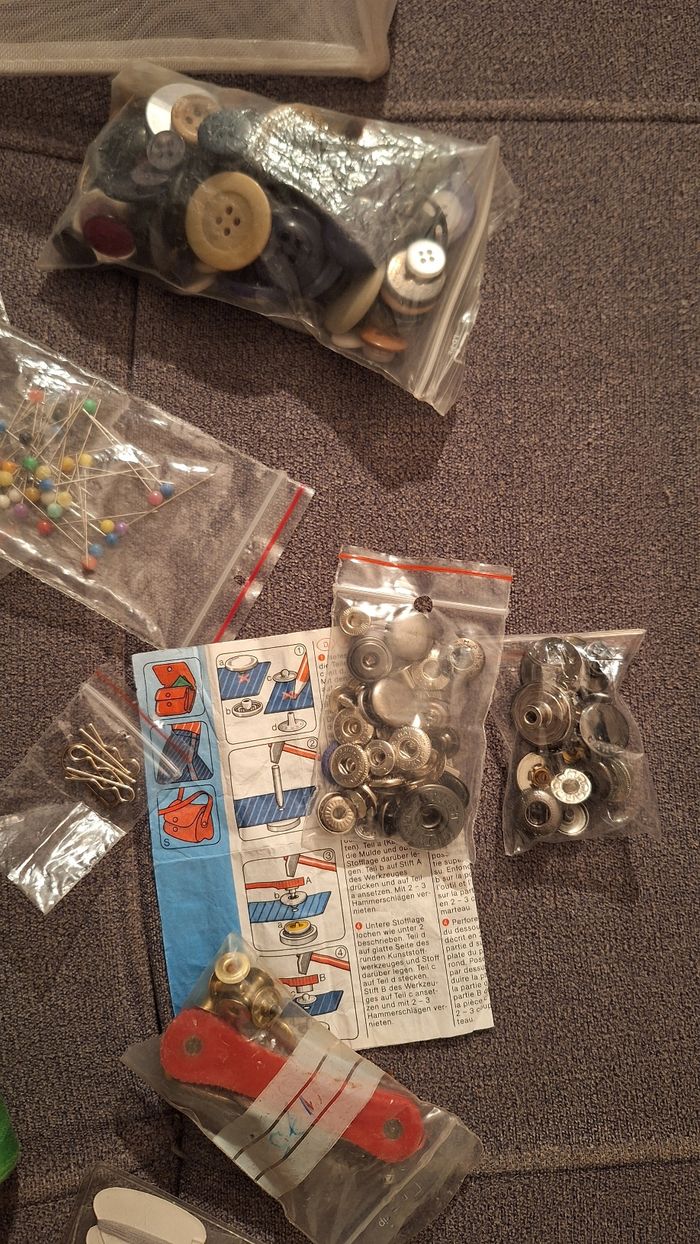 trousse à couture, épingles à nourrice, fils, boutons, boutons à pression, - photo numéro 2