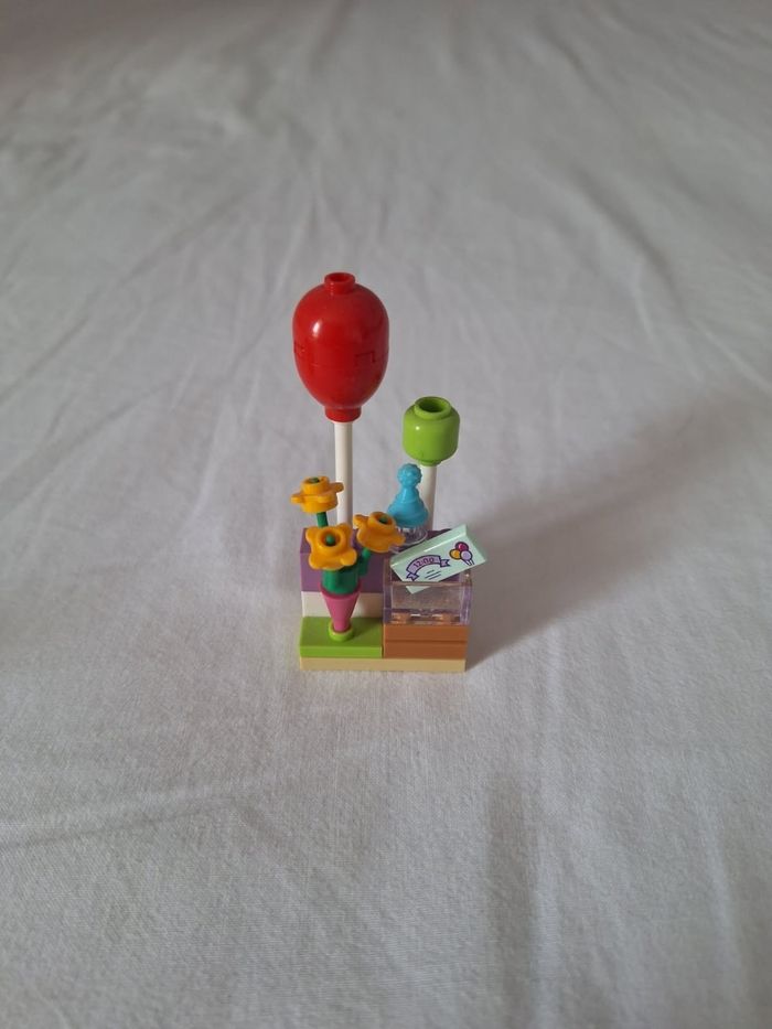 Lego friends 41310 la livraison des cadeaux à Heartlake City - photo numéro 7