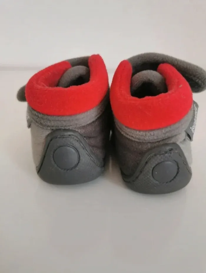 Jolie paire de chausson marque Isotoner pointure 20 en parfait état - photo numéro 6