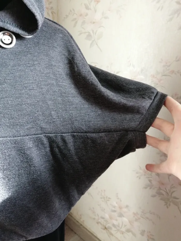 Pull cape fin gris à capuche avec bouton et fermeture / sans marque / (8ans) - photo numéro 5