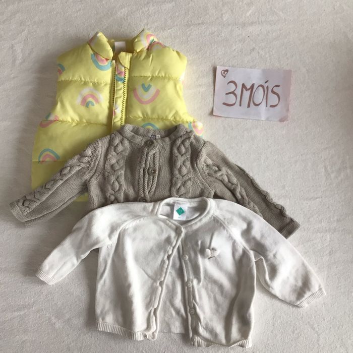 Lot 2 gilets fille et manteau sans manche
