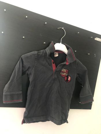Polo rouge noir gris