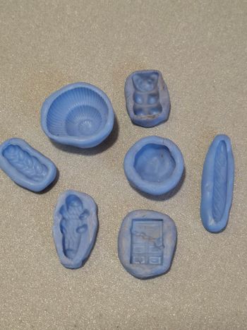 Joli lot 7 moules silicone décos gourmandes baguette, rocher, escargot, choco, ourson très bon état