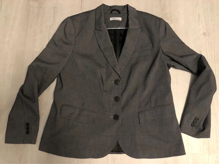 AN92: Tailleur veste/jupe gris effet fines rayures T 46/48 porté 1 fois - photo numéro 13