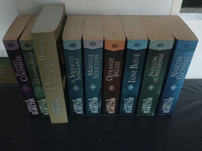 Lot collection de livres Anita Blake de Laurell k. Hamilton - photo numéro 3