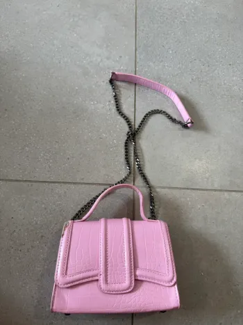 Sac à bandoulière rose Zara, il y a un gros défaut  18*12cm