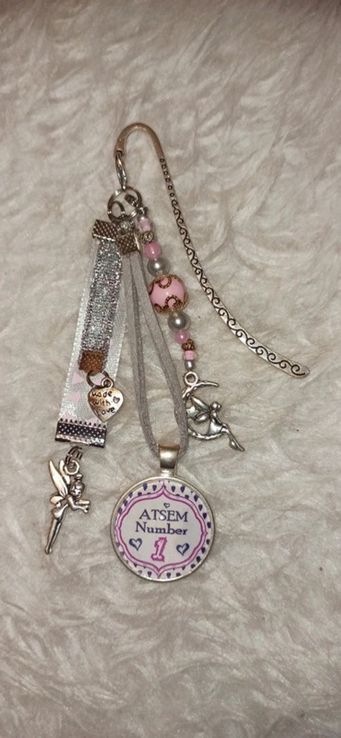 Cadeau atsem, bijoux de sac ou marque page " atsem numéro 1"