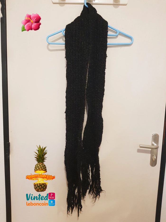 Écharpe noire avec effets
