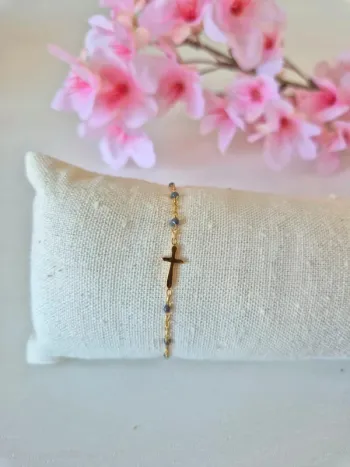 1 bracelet avec croix perles grises inspiration gigi clozeau zag