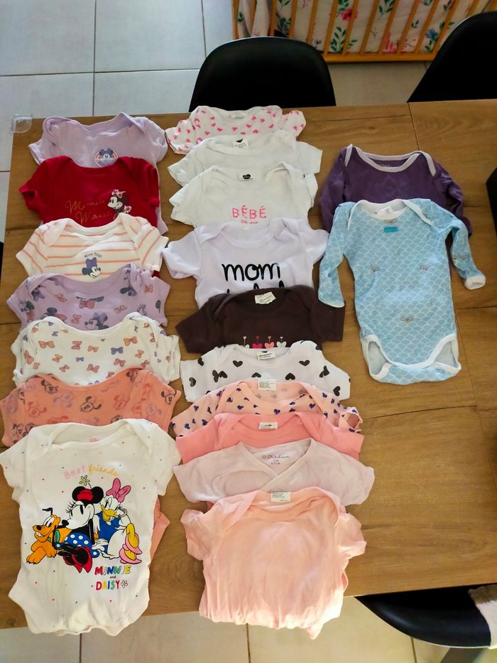 Lot bodies taille 6 mois - photo numéro 2