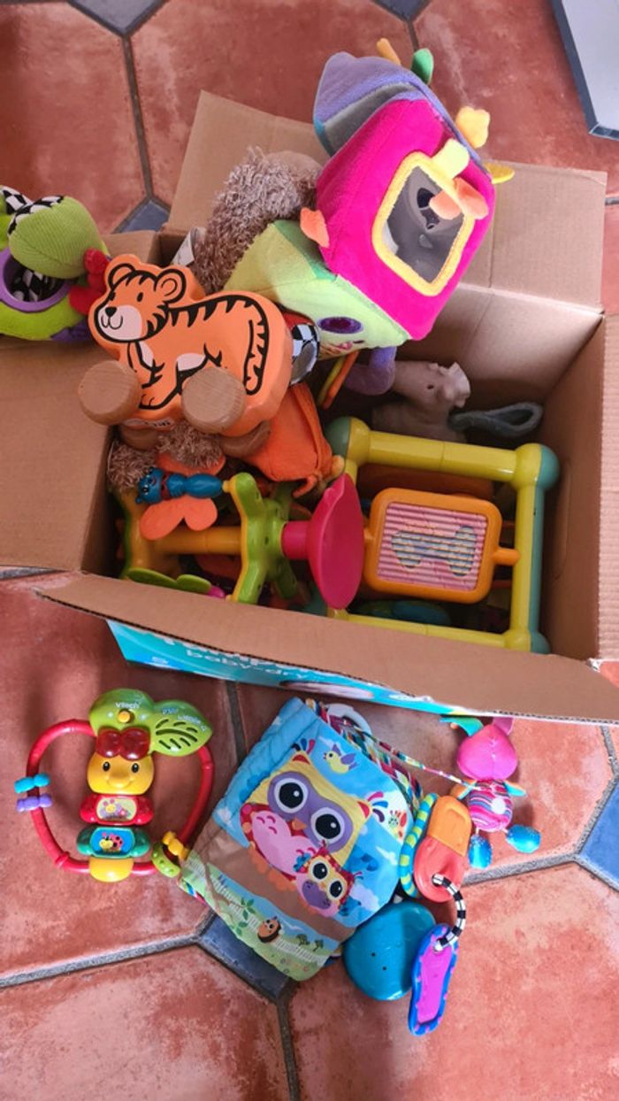 Carton de jeux 1er âge très bon état général cadeaux - photo numéro 2