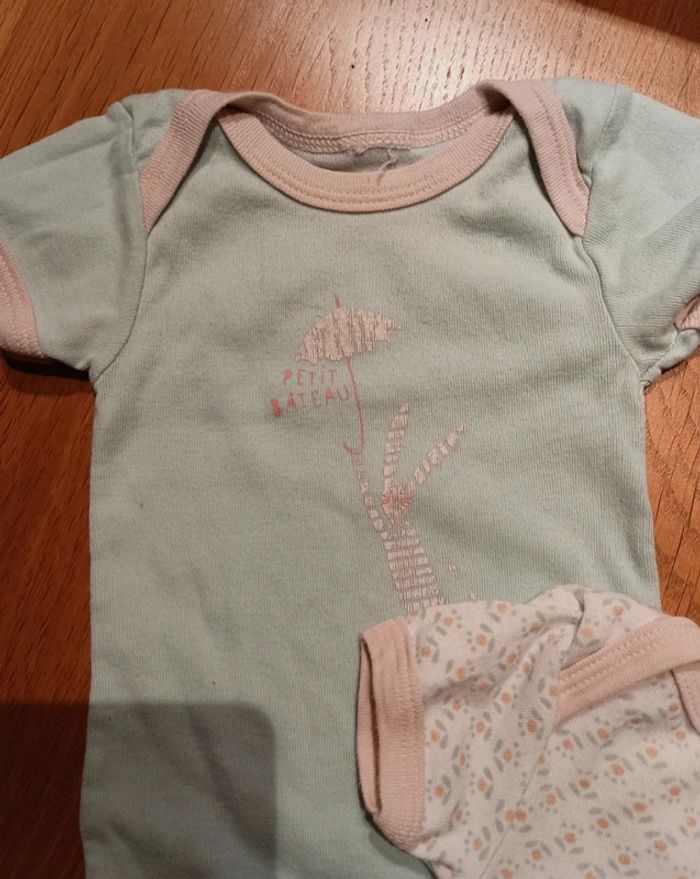 Lot de 2 bodies Petit Bateau taille 9 mois en très bon état. - photo numéro 3