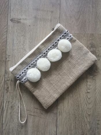 Petite pochette à pompons
