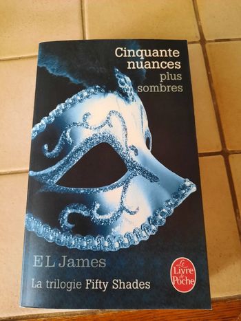 Livre de poche cinquante nuances de Grey
