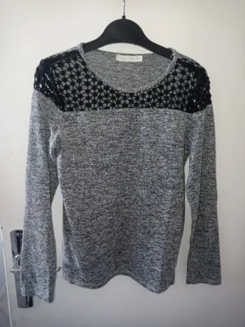 Pull fin gris avec dentelle