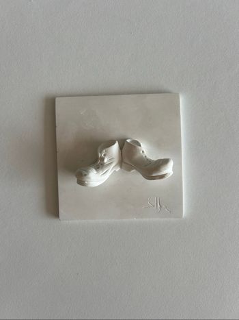 Bas-relief chaussures Crocs en plâtre signé – art contemporain
