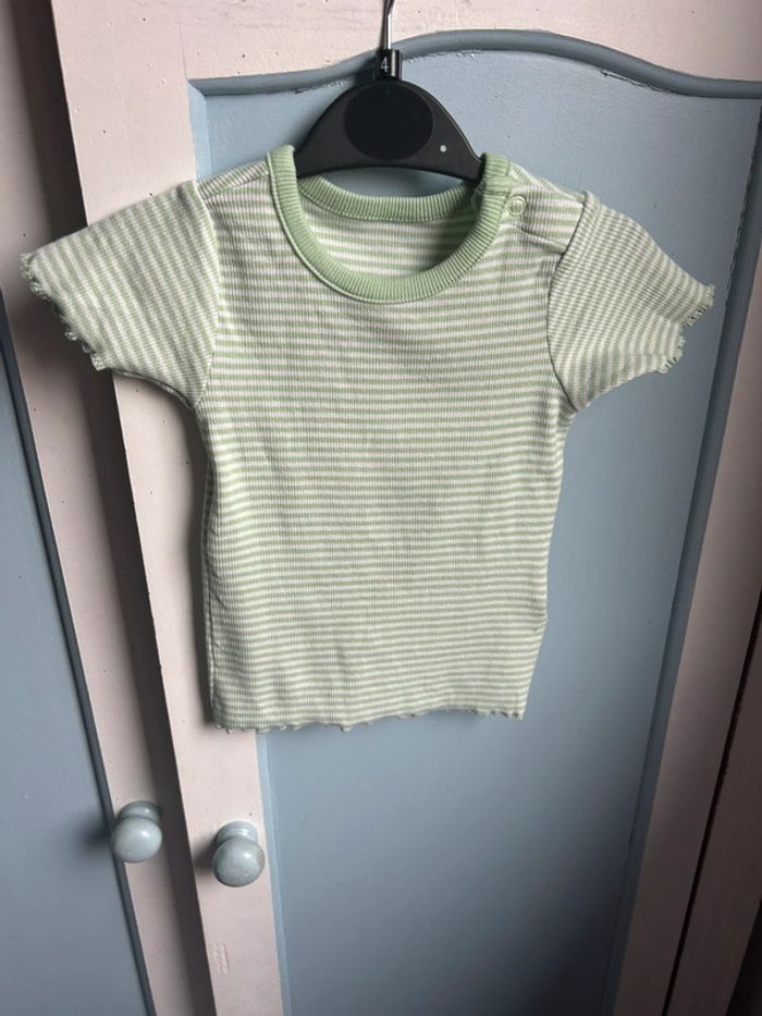 Tee shirt vert à rayures, 6-9 mois