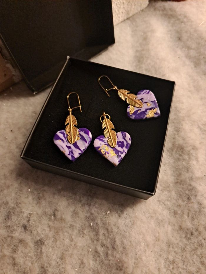 Boucles d'oreilles pendante avec pendentif assortie violet doré - photo numéro 3