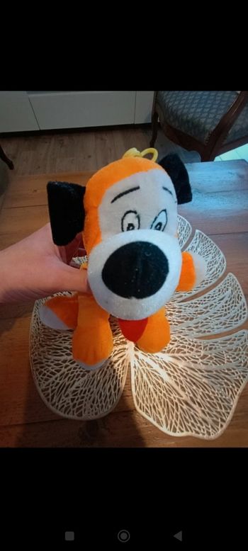 Petit chien en peluche 