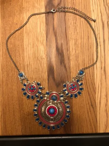 Collier doré avec pierres