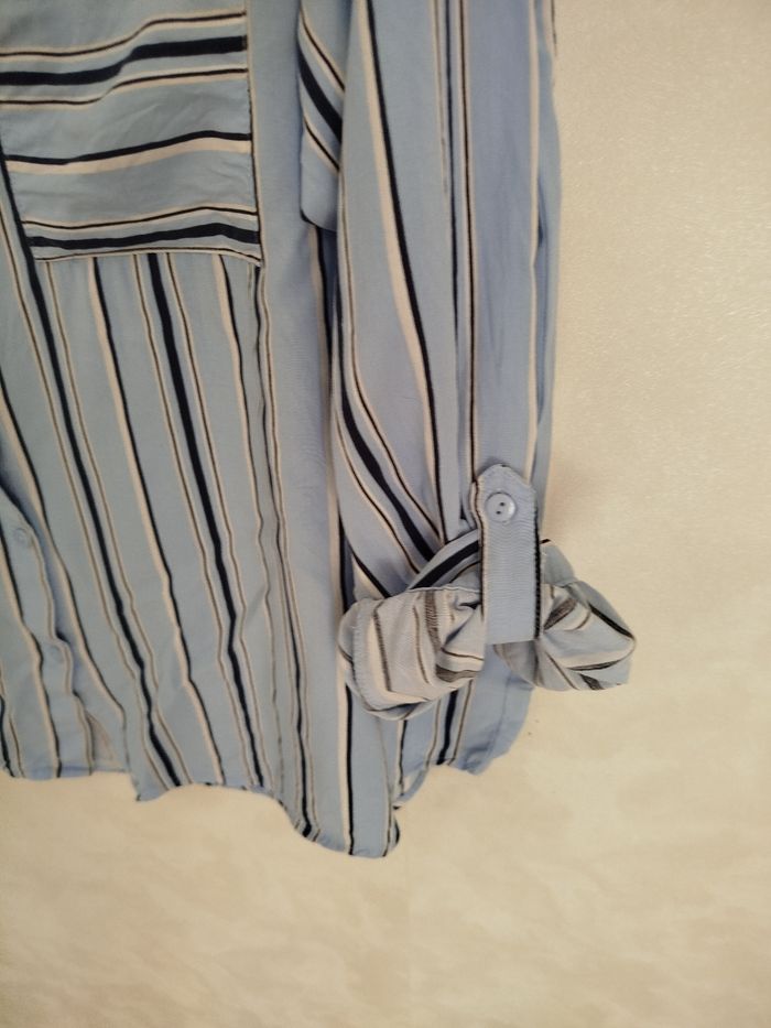 Chemise bleu ciel rayures marine. Très bon état et propre. Cache cache. - photo numéro 5