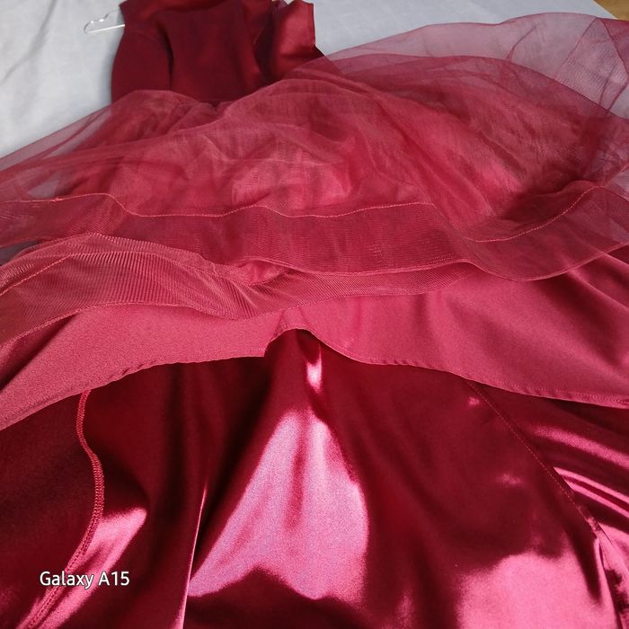 Robe bordeaux cérémonie parfait état. Courte devant longueur genoux, longue derrière satin et télé. - photo numéro 9