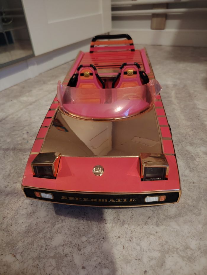 Voiture poupée LOL