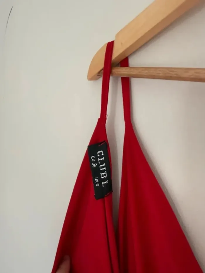 Robe rouge dos nu plissé - photo numéro 6