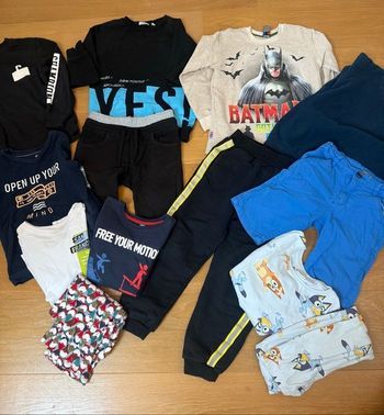 Lot de vêtements (pull, pyjama, pantalon, short, t-shirt manches longues)