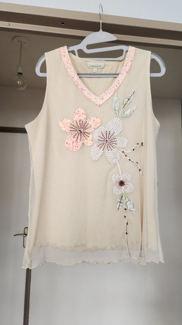Haut avec fleurs