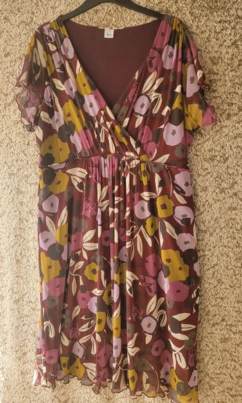 Très jolie robe facile à assortir