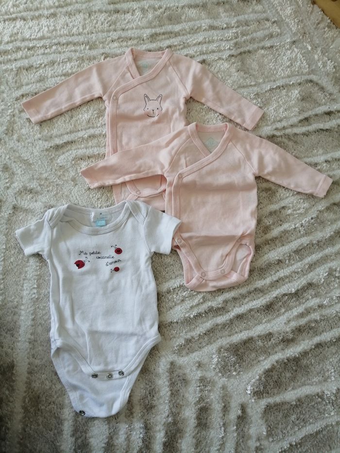 Lot de 3 bodies taille 1 mois