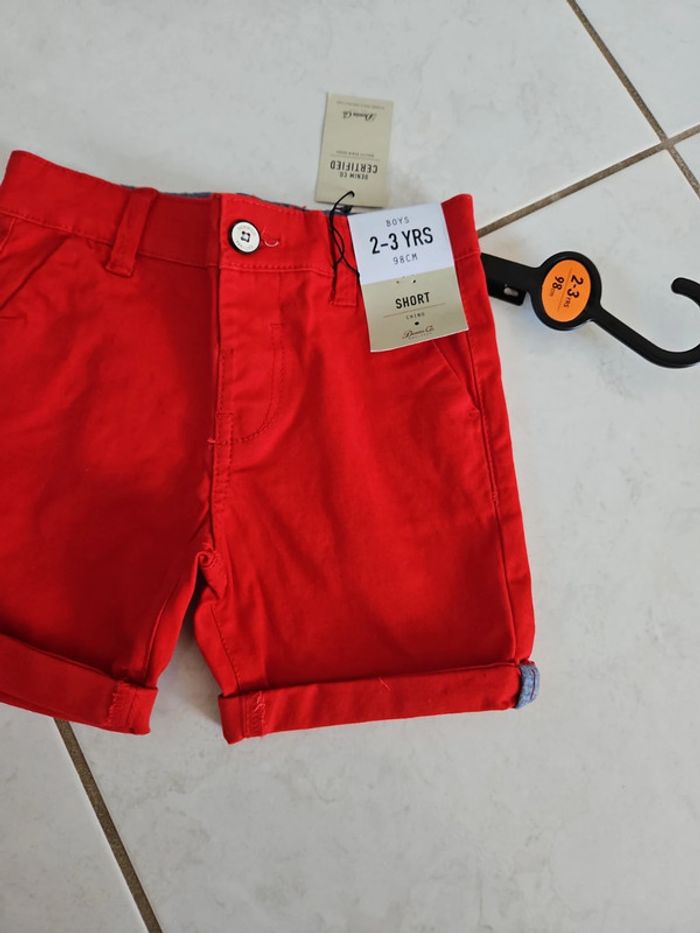 Short garçon chino rouge 2/3 ans neuf VIN - photo numéro 3
