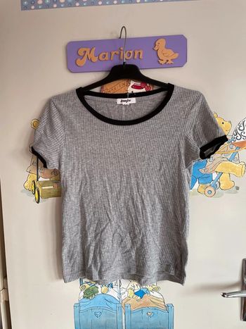Tee shirt gris et noir à manches courtes, taille 34, marque Jennyfer.