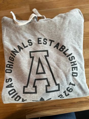 Sweat-shirt gris Adidas avec capuche