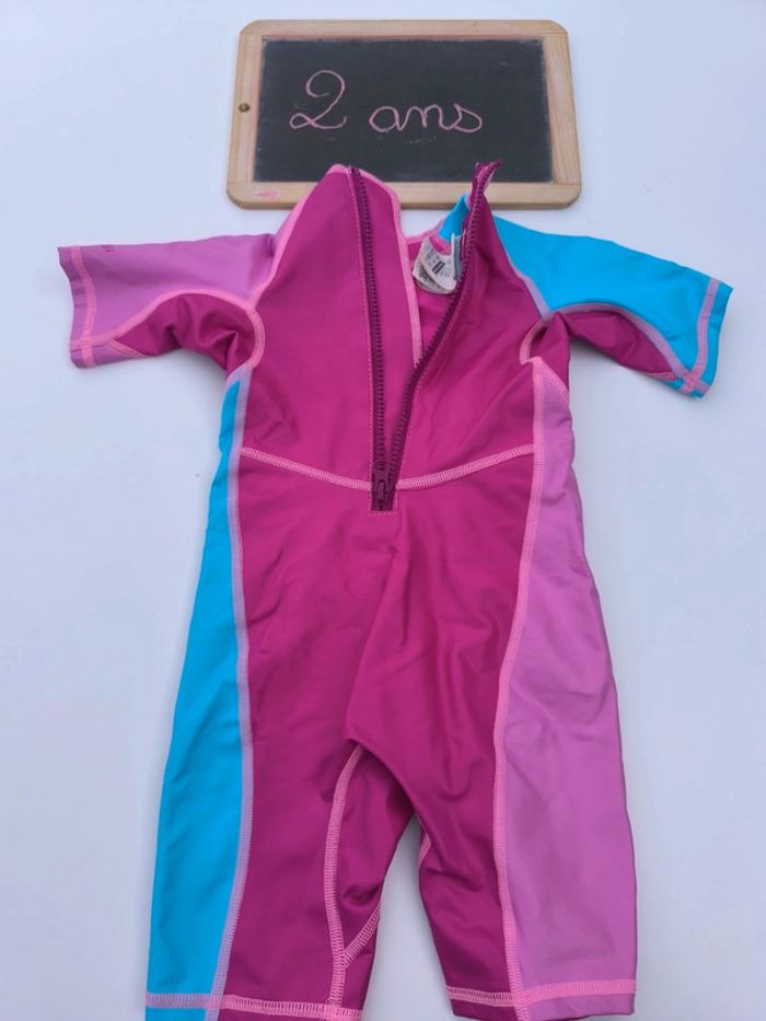 Combinaison protection soleil taille 2 ans en très bon état - photo numéro 2